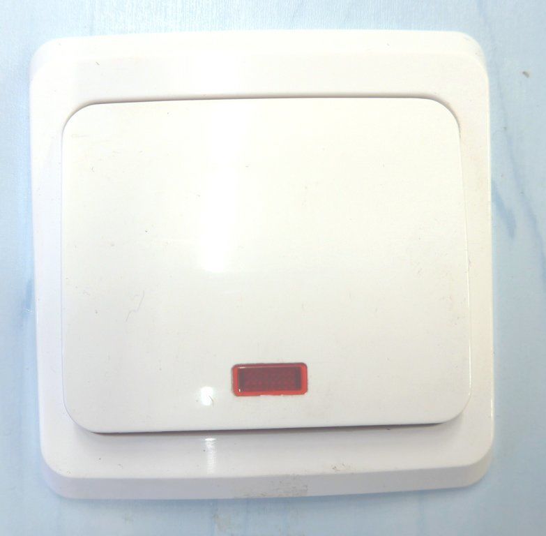 Выключатель света однолавишный внутренней установки с индикацией "Этюд"