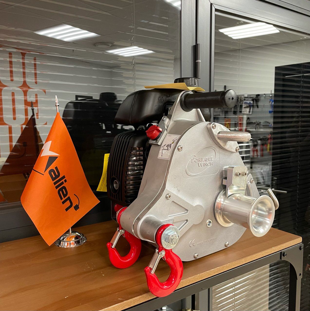 Лебедка 5000. Портативная бензиновая лебедка pcw5000. portable winch pcw-4000 лебедка бензиновая. мини лебедка на шуруповерт. лебедка бензиновая ижевск.